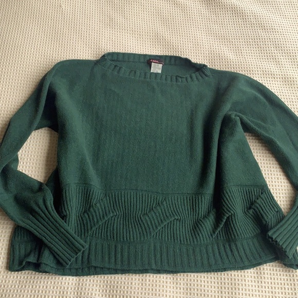 Beautiful green sweater semi cropped not too short size M made in Italy - Picture 1 of 8
